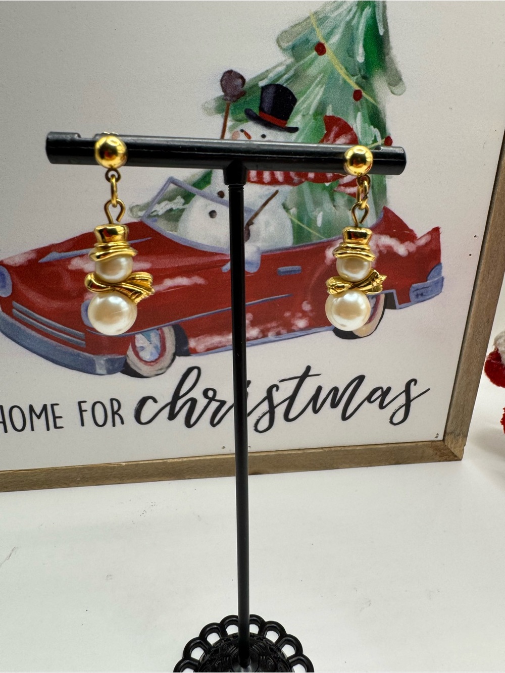 Avon vintage snowman pierced earrings, 1998. EUC, gold tone with faux pearls.
